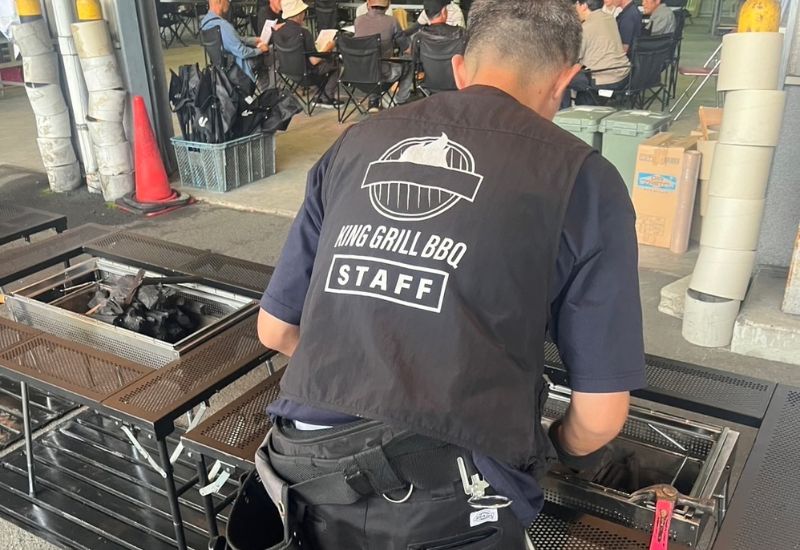 KING GRILL BBQスタッフ 炭火焼き調理中の様子